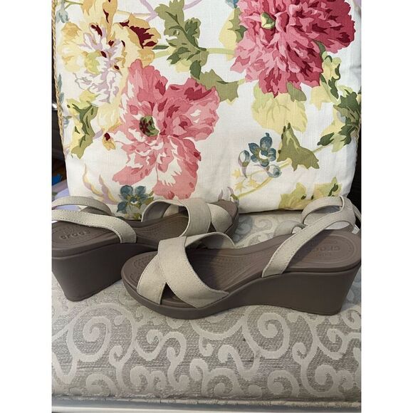 Crocs Women’s 9 Leigh II Cross Ankle Strap Wedge Sandals Beige Canvas 204950 NEW - Picture 11 of 11